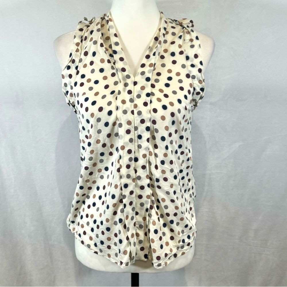 White blue mocha and burgundy polka dot vneck top size small